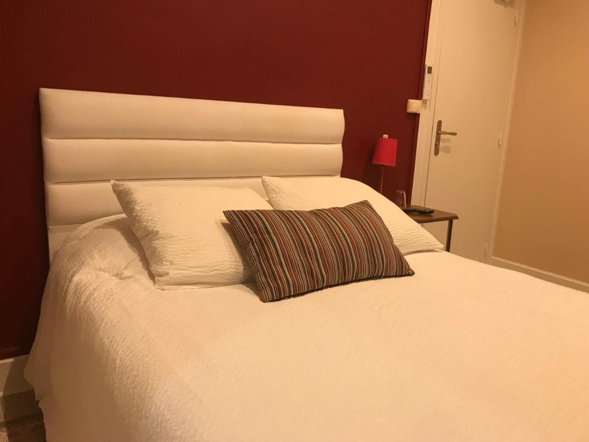 Logis Le Cheval Blanc Hotel Saint-Just  Bagian luar foto