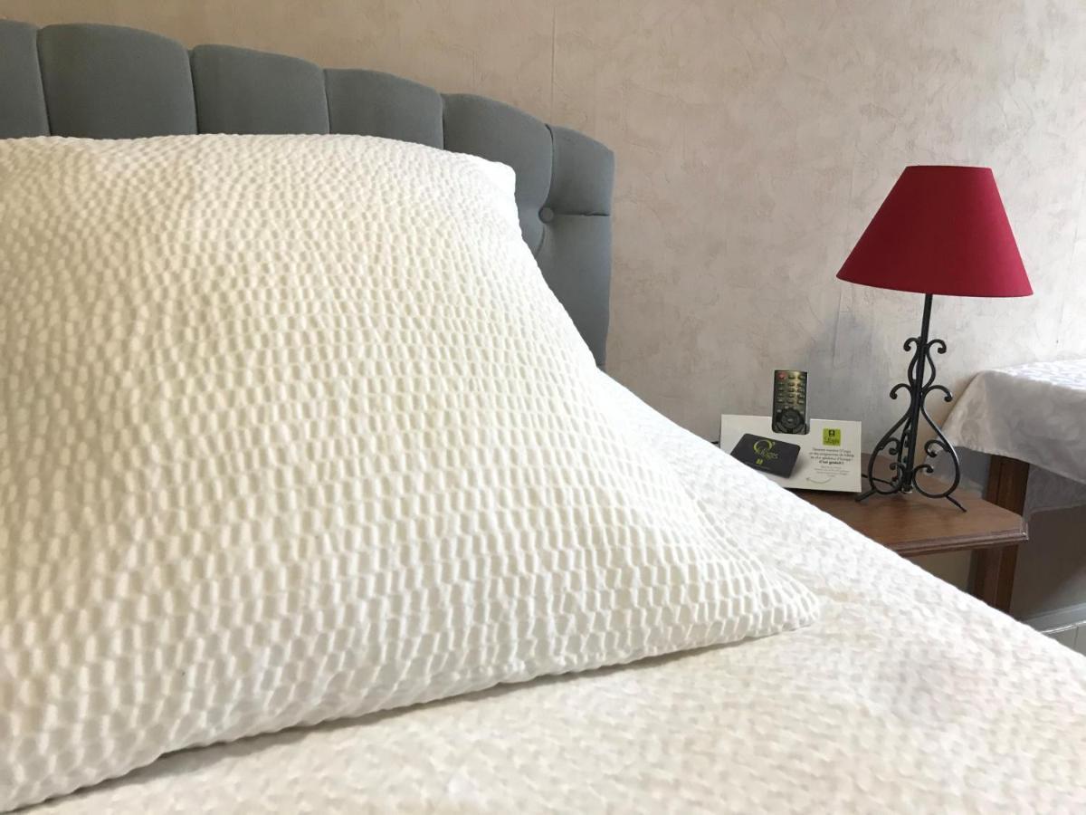 Logis Le Cheval Blanc Hotel Saint-Just  Bagian luar foto