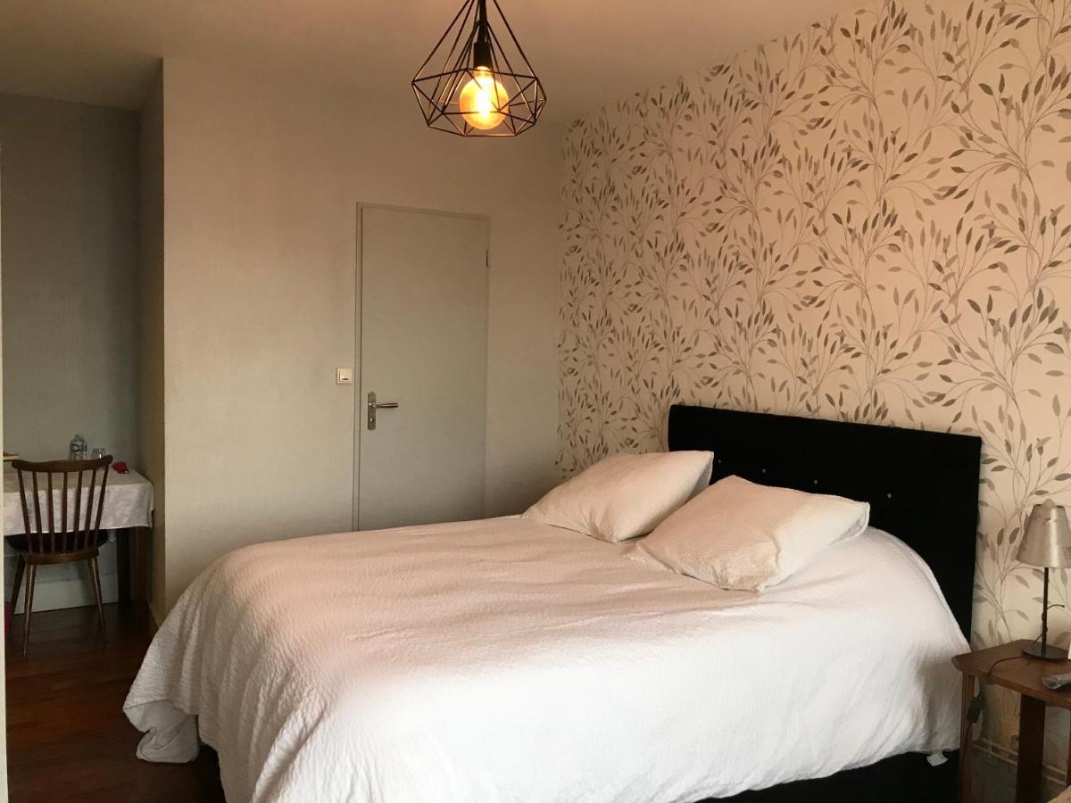 Logis Le Cheval Blanc Hotel Saint-Just  Bagian luar foto